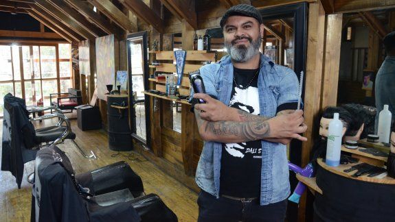 El peluquero de los rockeros famosos en Neuquén