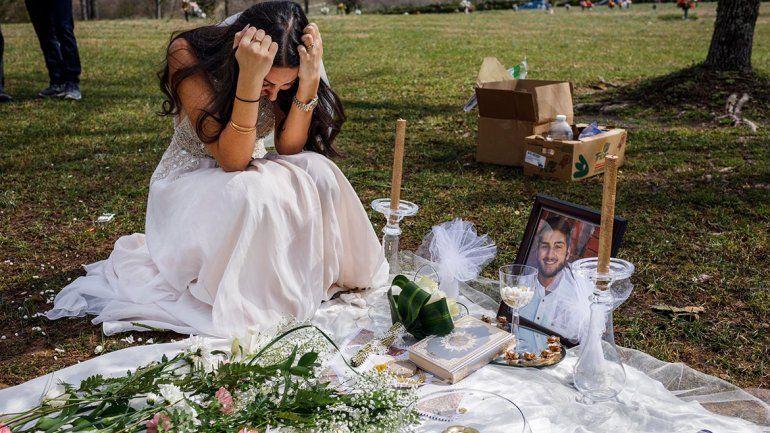 Despidió a su prometido con el vestido de novia