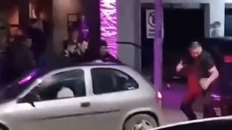 El momento en el que el patovica del boliche golpea al joven. El momento en el que el patovica del boliche golpea al joven.