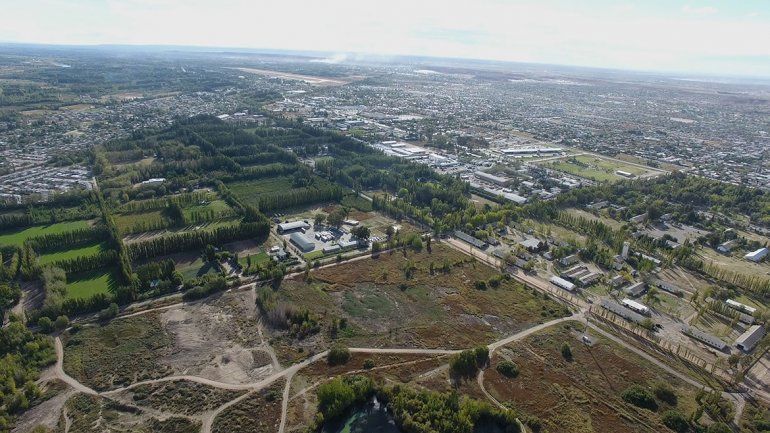 Van por las casas en las tierras del Ejército