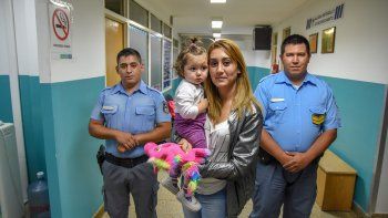 policias y bebe  rescatada (10).jpg