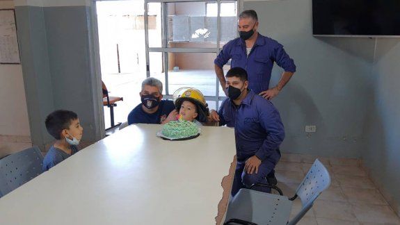 Bomberos le salvaron la vida y festejó su cumple en el cuartel