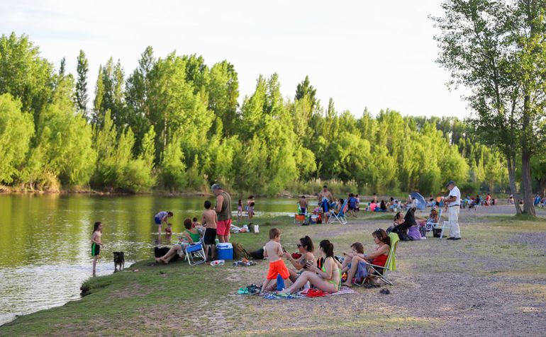 Pese al calor y al viento, la gente aprovecha el río Limay para descansar un domingo. Pese al calor y al viento, la gente aprovecha el río Limay para descansar un domingo.