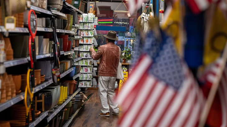 La aritmética de la inmigración es clara: $1,6 billones de aporte de los migrantes versus un riesgo de reducción del 3,3% del PIB por deportaciones masivas. La aritmética de la inmigración es clara: $1,6 billones de aporte de los migrantes versus un riesgo de reducción del 3,3% del PIB por deportaciones masivas.