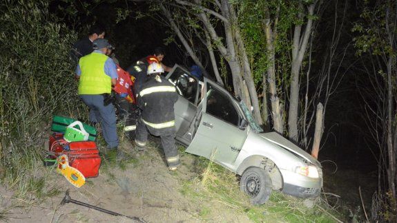 Un herido grave tras derrapar por un barranco con el auto