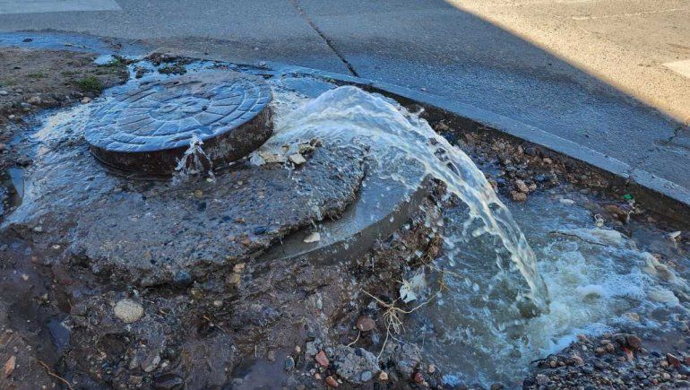 Video: borbotones de agua en una esquina del barrio Melipal
