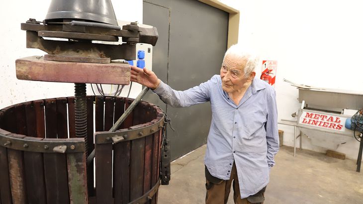 Tradición viva: La antigua prensa de madera francesa, un regalo de la comunidad que hoy sigue operativa en la elaboración de sus vinos. Tradición viva: La antigua prensa de madera francesa, un regalo de la comunidad que hoy sigue operativa en la elaboración de sus vinos.