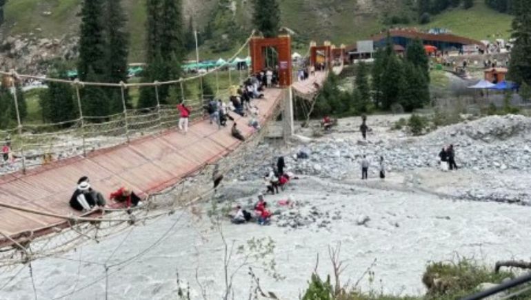 Colapsó un puente peatonal colgante en China y murieron al menos cinco personas.