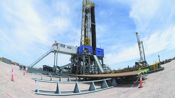 La ley ómnibus plantea cambios radicales en la legislación petrolera. La ley ómnibus plantea cambios radicales en la legislación petrolera.