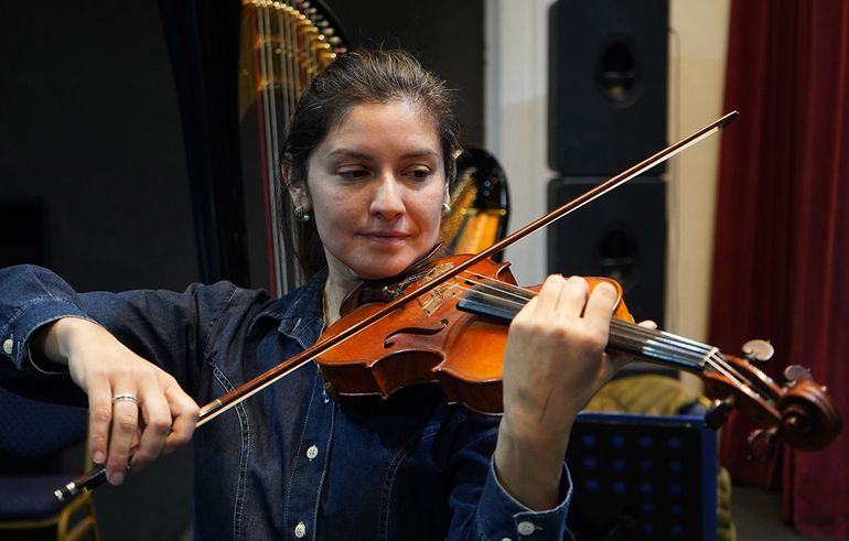 De un violín desarmado a una batuta: Andrea transforma vidas con música en los barrios de Neuquén