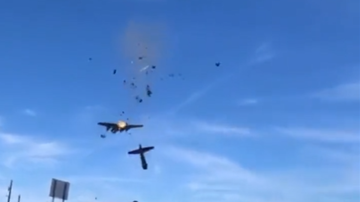 Dos aviones chocaron durante un festival aéreo en Estados Unidos thumbnail