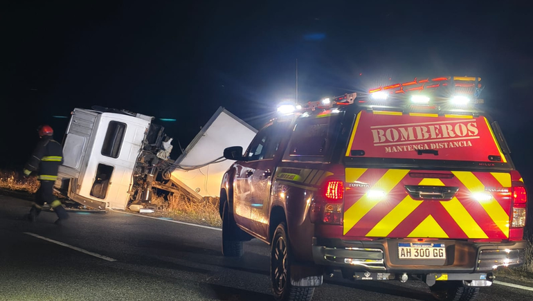 Fuerte vuelco de un camión con acoplado tras esquivar a un ciervo en Ruta 40