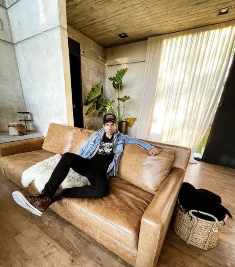 El gran sillón de tres cuerpos que se destaca en el living es el preferido del DJ Meme Bouquet.