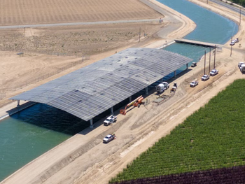 Los paneles solares sobre canales reducen la pérdida de agua por evaporación de forma drástica.&nbsp;Foto: Nexus