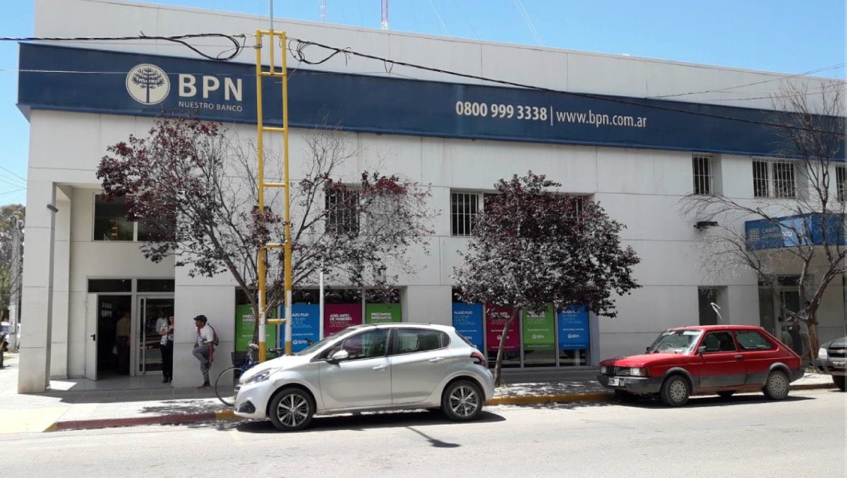 La agresión fue denunciada frente al Banco Provincia de Neuquén, con público.