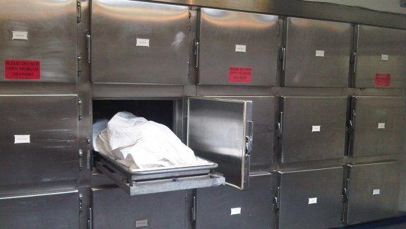 Kamil es un joven polaco de 25 años, de la localidad de Kamienna Gora, que en una noche de fiesta con sus amigos se pasó de copas y terminó en la morgue. Ahí casi se muere... pero del susto.