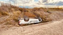 La Toyota Hilux Blanca cayó al canal y quedó destrozada.