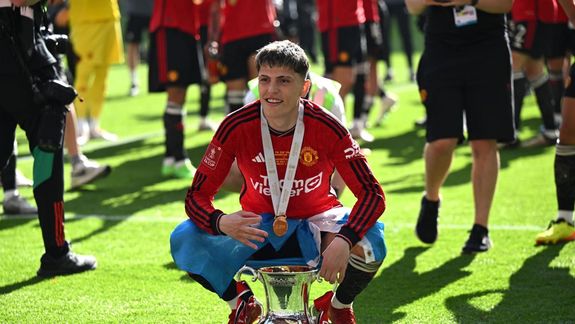 Alejandro Garnacho con el trofeo de la FA Cup en Wembley, en un logro histórico para el joven nacido en Madrid y nacionalizado argentino.&nbsp;