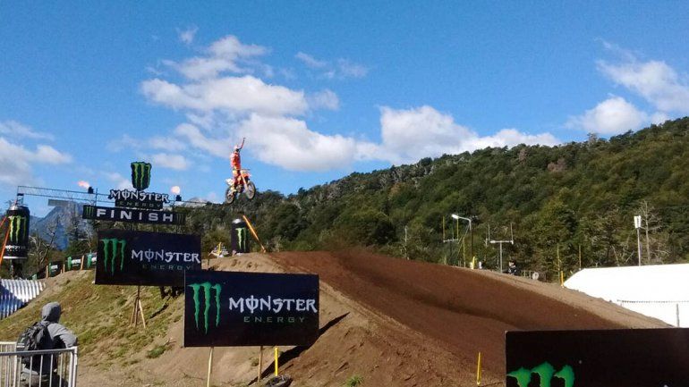 Herlings dio un salto a la victoria en Villa la Angostura