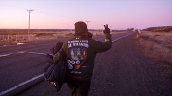 Desde que salió de Ushuaia, Marcelo sostiene un ritmo de 9 a 12 kilómetros por hora y llega a hacer 80 por día. Desde que salió de Ushuaia, Marcelo sostiene un ritmo de 9 a 12 kilómetros por hora y llega a hacer 80 por día.