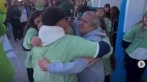 Alumnos sorprendieron al kiosquero de su escuela con un gesto que conmovió a todos. Alumnos sorprendieron al kiosquero de su escuela con un gesto que conmovió a todos.