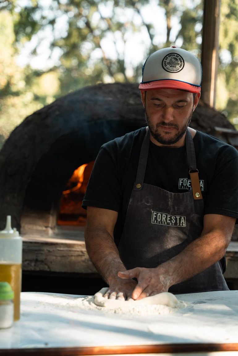 Juan prepara una pizza. Todo lleva su tiempo, el fermento, el amasado. La clave es la paciencia y respetar los ciclos. 