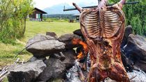 El chivito del Norte neuquino es un producto caro, con muchos costos de los productores detrás del precio. Vale la pena experimentar el plato de fin de año.