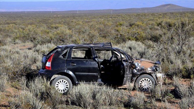 El Citroën C4 dio unos seis tumbos y quedó destruido en un campo.