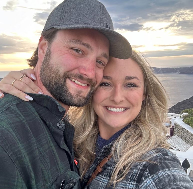 La mujer estaba en el asiento del conductor y su marido, en el de acompañante: ambos tenían heridas de bala en la cabeza. La mujer estaba en el asiento del conductor y su marido, en el de acompañante: ambos tenían heridas de bala en la cabeza.