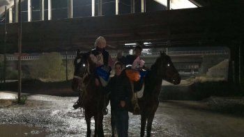 el video de los paisanos que reparten tortas fritas en zonas inundadas el video de los paisanos que reparten tortas fritas en zonas inundadas