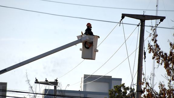 Una mujer sufrió una caída y lesiones graves tras enganchar un cable de electricidad con su motocicleta mientras circulaba en General Roca. (Foto ilustrativa)