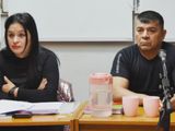 El imputado Oscar Ferreyra junto a su abogada en la audiencia de este lunes en Trelew. 