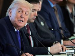 Donald Trump mantuvo una reunión en la Casa Blanca con ejecutivos de diecisiete compañías. Donald Trump mantuvo una reunión en la Casa Blanca con ejecutivos de diecisiete compañías.