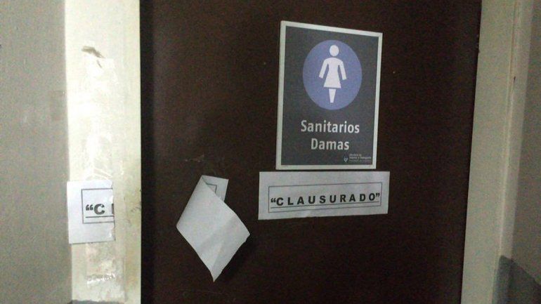 Indignación de los turistas: clausuraron los baños en Pino Hachado