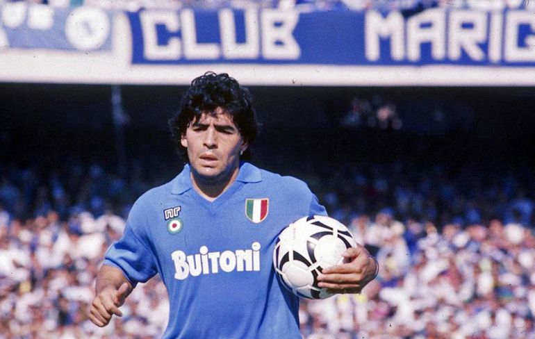 Según indicó la plataforma británica PlayRatings, el pase de Diego Maradona al Napoli en 1984 tendría un valor de 305 millones de libras esterlinas (369 millones de dólares) en la actualidad.