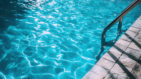 Adiós piscina celeste: el color de pintura tendencia para el verano 2027