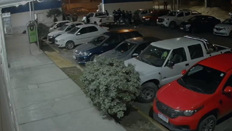 Militantes de ATE irrumpieron esta mañana en el corralón municipal de Centenario. Militantes de ATE irrumpieron esta mañana en el corralón municipal de Centenario.