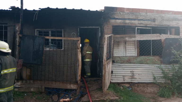 Las llamas destruyeron una casa en barrio Loteo Social