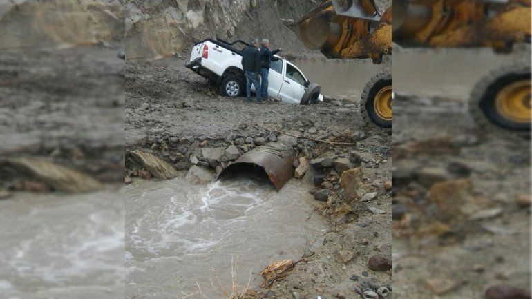 Un hombre está desaparecido tras caer al río Curi Leuvú con su camioneta