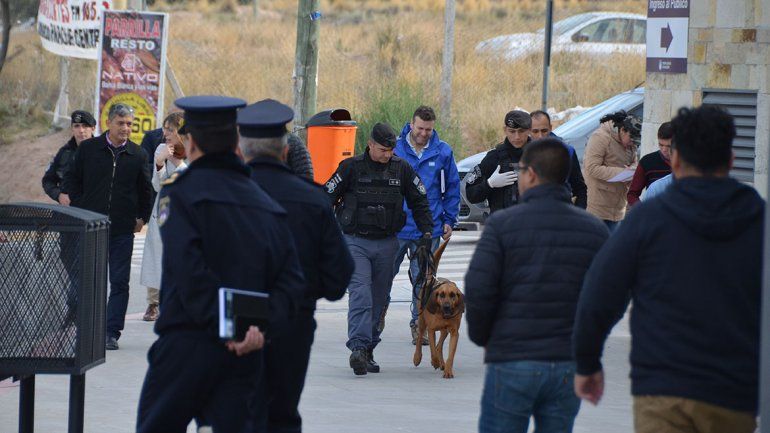 Utilizan canes para intentar dar con quien dejó la falsa bomba en Ciudad Judicial
