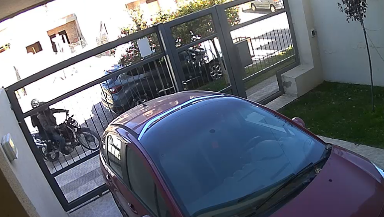 Tremendo: en 5 segundos motochorros le robaron la cartera a una mujer cuando estacionó