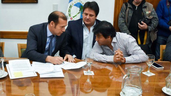 Firmaron el contrato de inicio a la zona franca de Zapala