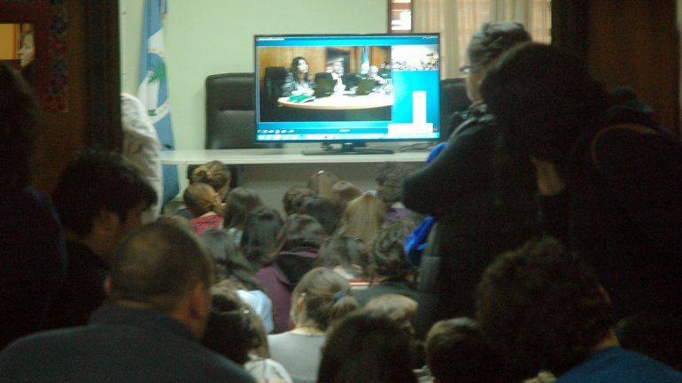 Los asistentes siguieron en vivo por videoconferencia la audiencia. Hubo muchos estudiantes de 4º y 5º año.