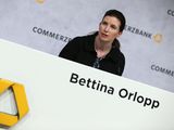 FOTO DE ARCHIVO: Bettina Orlopp, directora financiera del banco alemán Commerzbank AG en la conferencia de prensa de resultados anuales de Commerzbank AG en Fráncfort, Alemania, el 13 de febrero de