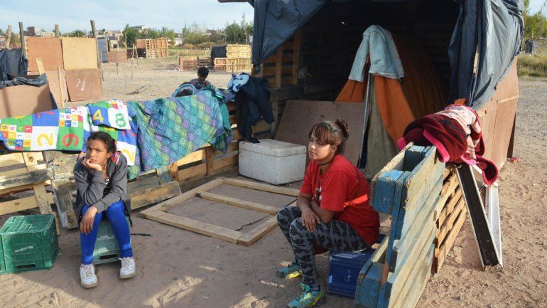 Vanesa (izquierda) vive en una casilla que logró techar. Adentro tiene una carpa para dormir.