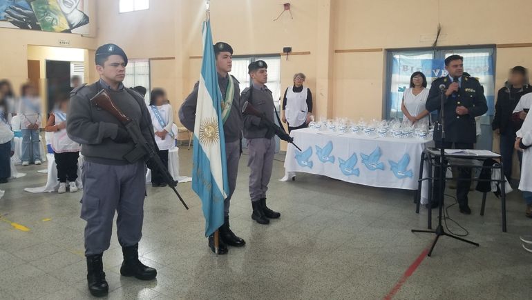 Impactante y polémico. La presencia de los policías armados parece fuera de escena en una institución repleta de niños.