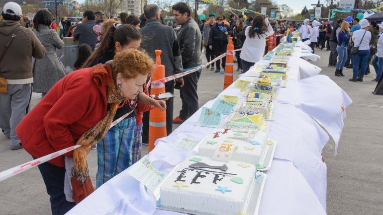 Hicieron la torta más larga del mundo con fines benéficos