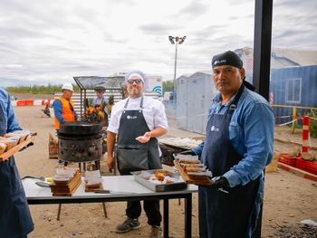 El equipo de JS SAS en el campamento del VMOS en Chelforó. El equipo de JS SAS en el campamento del VMOS en Chelforó.