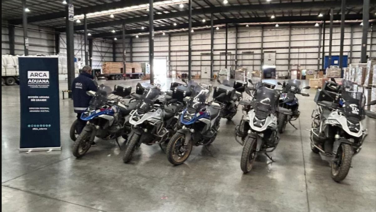 Las motos BMW incautadas en el complejo fronterizo San Sebastián, en el extremo norte de Tierra del Fuego.&nbsp;