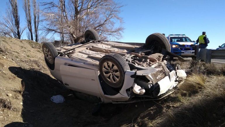 Volcaron en la Ruta 40 cuando trataban de esquivar los pozos